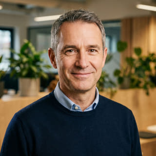 Imagen de perfil de James Mitchell, quien aparece como consejero delegado en Peculcauce